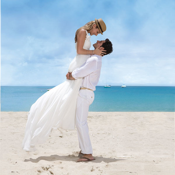 para młoda na plaży