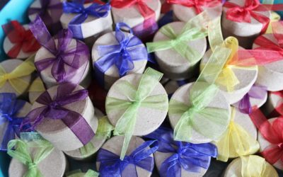 Niepowtarzalne prezenty dla gości weselnych – wyszukane pomysły na skromne upominki