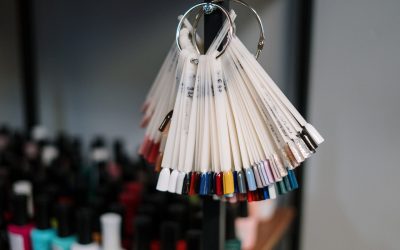 Zielony lakier hybrydowy — na jaki odcień postawić w 2021 roku?