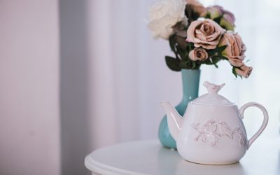 Dekoracje ze sztucznych kwiatów na weselu – hit czy kit?